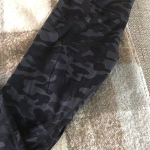Danskin blk camo leggings